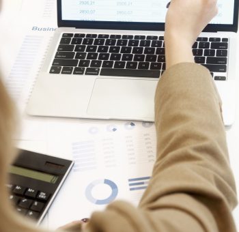 Abogada de Novum Legal brindando asesoría jurídica personalizada en Colombia